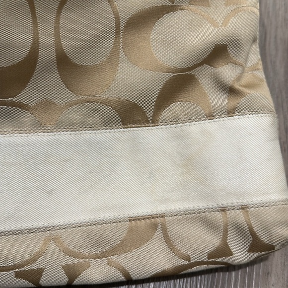👜 Coach Signature Beige Crossbody Bag – Classic & Chic - Picture 3 of 9